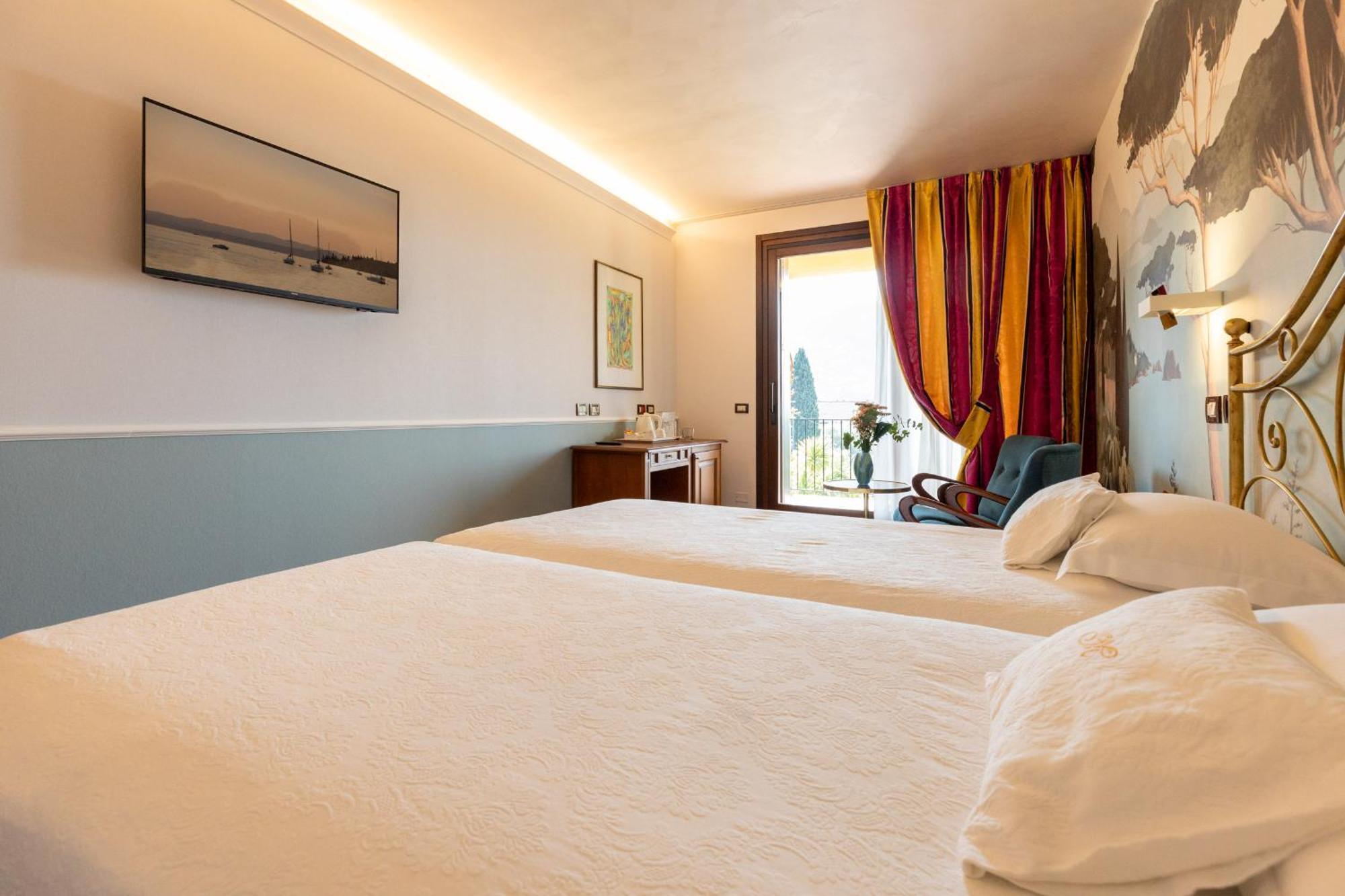 Villa Madrina Lovely And Dynamic Hotel Garda  Exterior photo